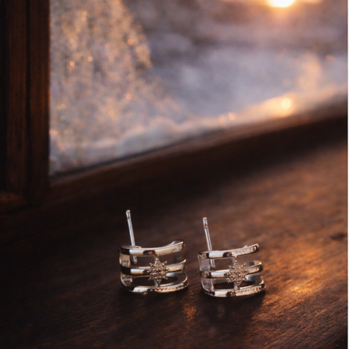 İnce Halka Üzerine Yıldız Formlu Üç Sıra Taşlı Küpe 