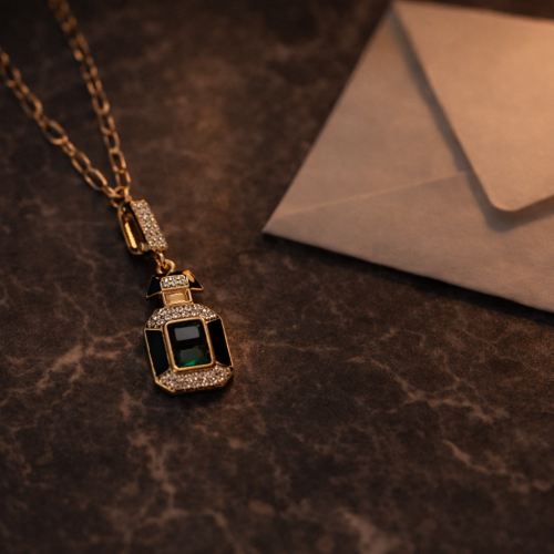 İnce Zincirli ve Tek Taşlı Kare Kolye 