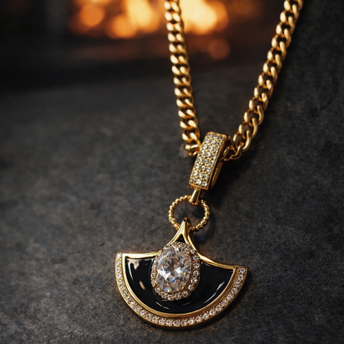 Modern Üçgen Formlu Tek Taşlı Kolye 