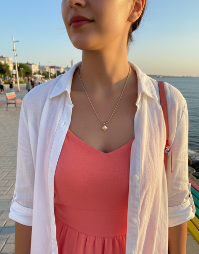 Geometrik Piramit Kolye