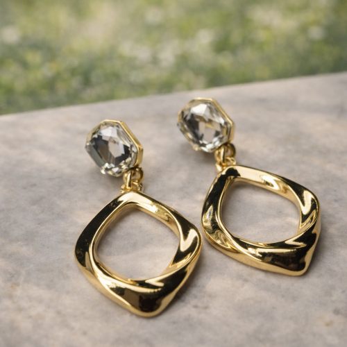 İnce Halka Üzerine Damla Formlu Taşlı Küpe,