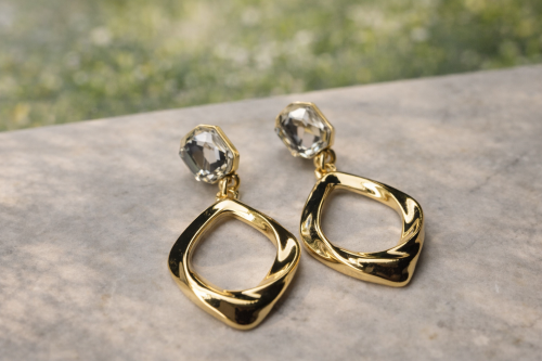 İnce Halka Üzerine Damla Formlu Taşlı Küpe,